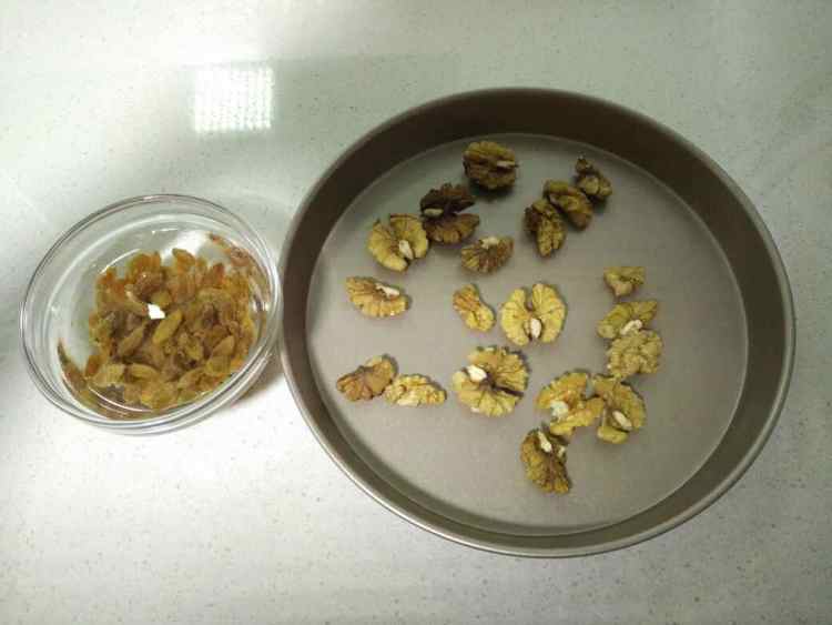 黑芝麻酱核桃软欧步骤1