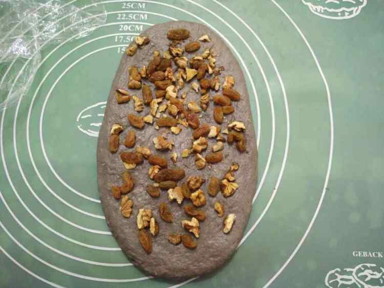 黑芝麻酱核桃软欧步骤7