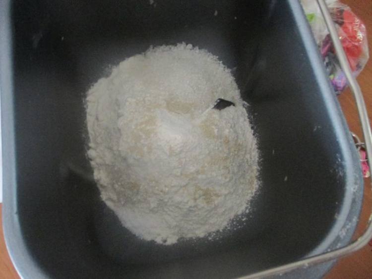 红豆沙菊花面包步骤1