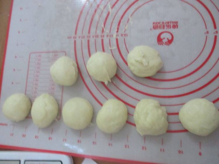 红豆沙菊花面包步骤4
