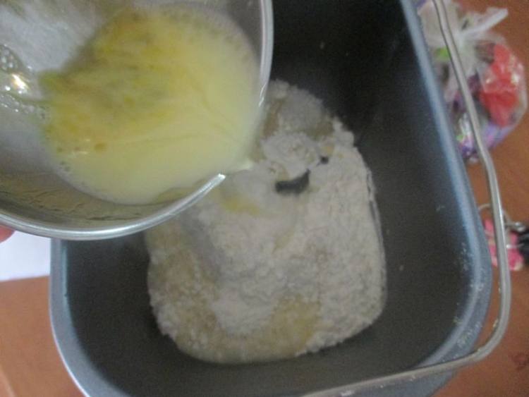 红豆沙菊花面包步骤2