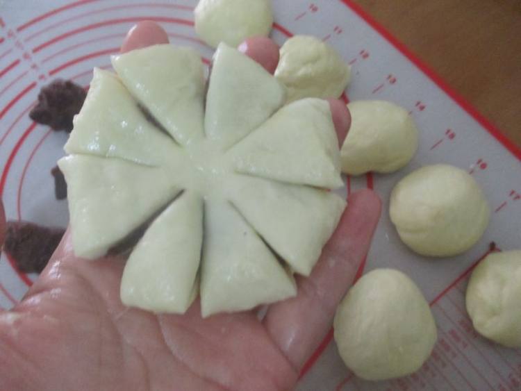 红豆沙菊花面包步骤8