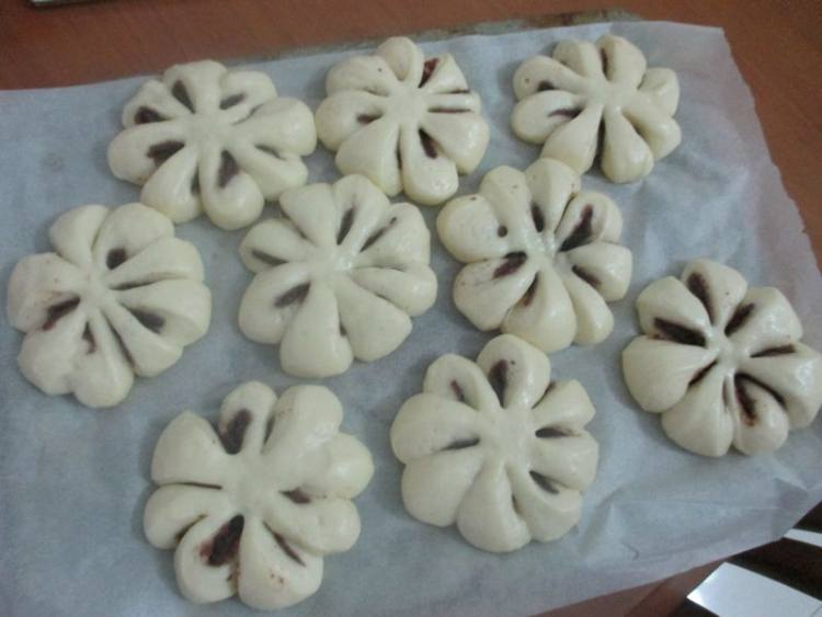 红豆沙菊花面包步骤10