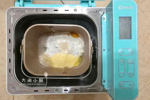 酸奶玉米面紫薯毛毛虫步骤2