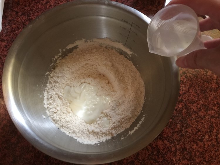 优格葡萄干软法面包步骤2