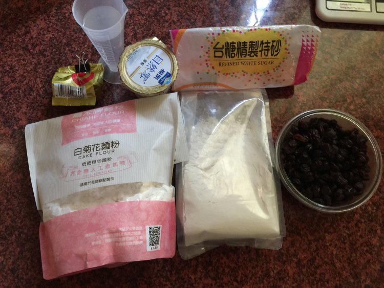 优格葡萄干软法面包步骤1