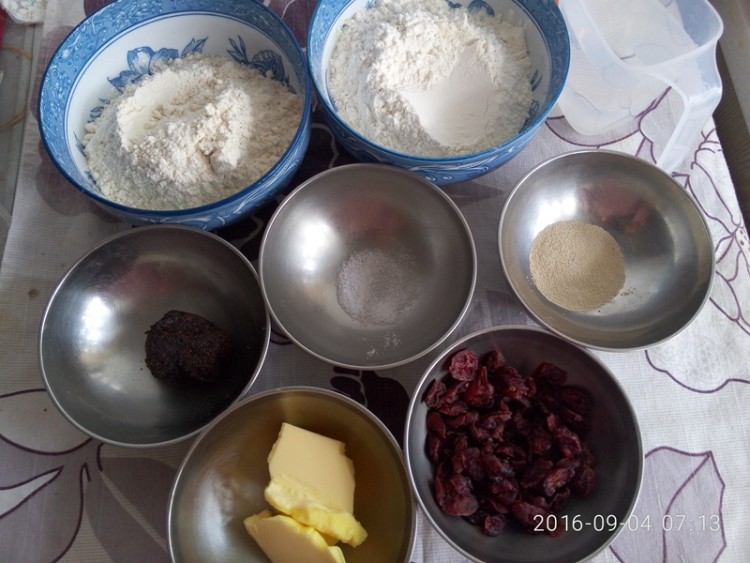 红糖全麦蔓越莓面包步骤1