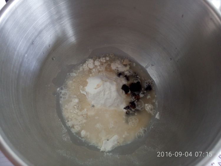 红糖全麦蔓越莓面包步骤2