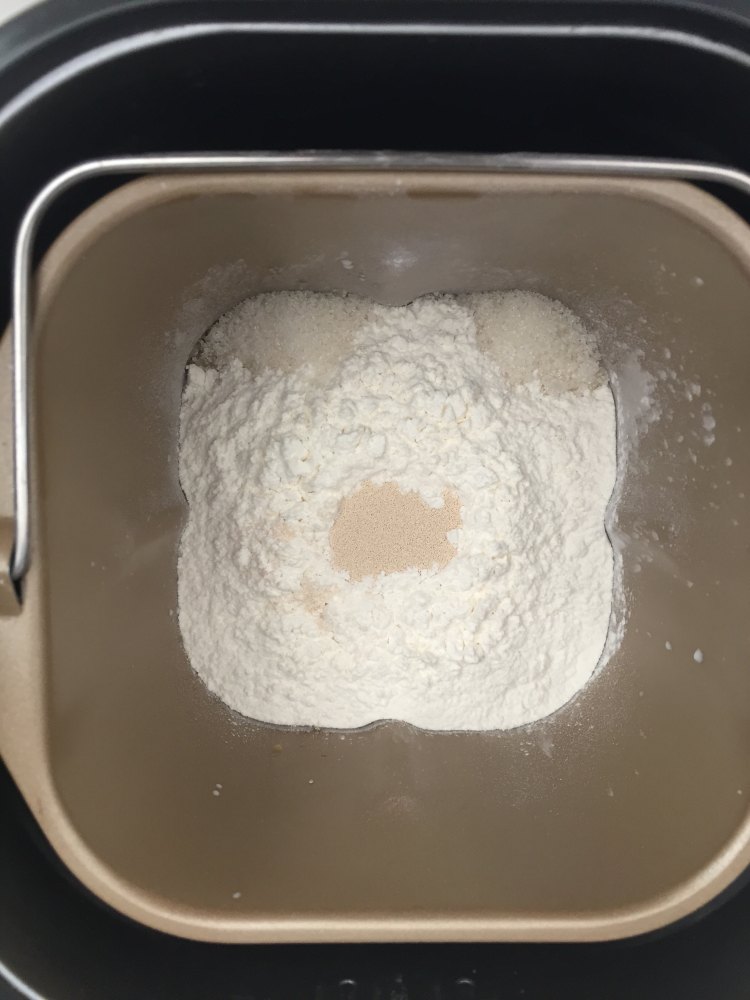 蔓越莓杏仁奶酥面包步骤1