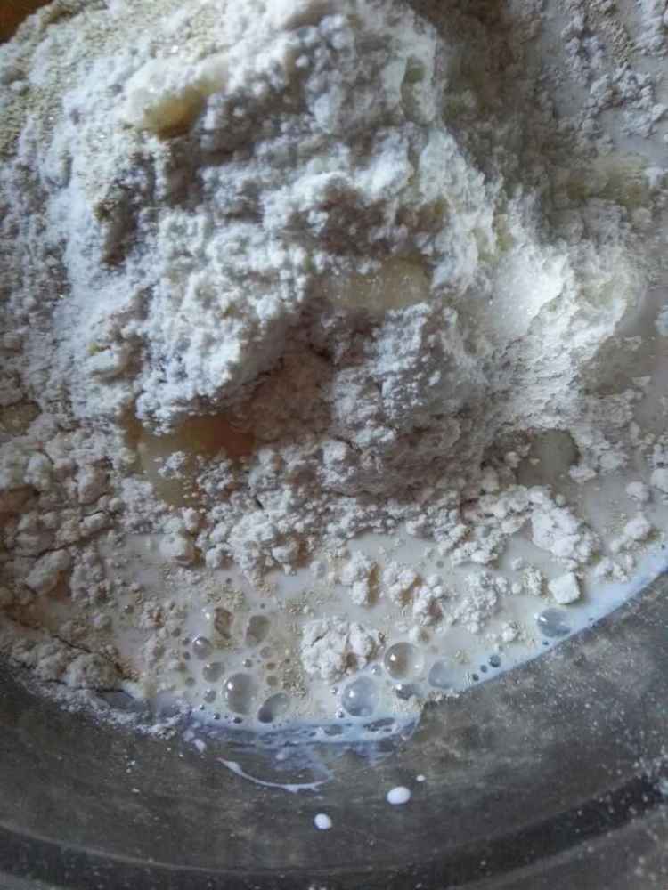 椰丝花朵面包步骤2