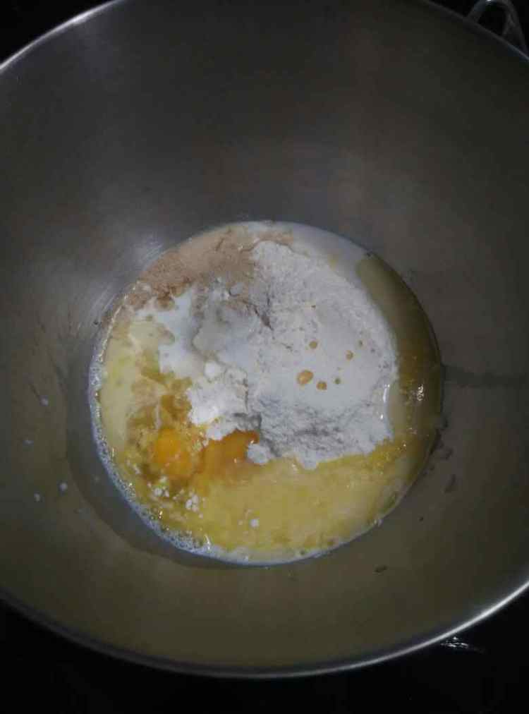 中筋面粉汉堡坯步骤1