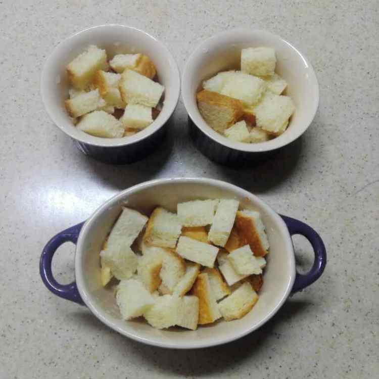 蔓越莓面包布丁步骤1