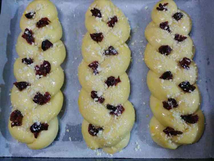 蔓越莓干酥粒辫子面包步骤12