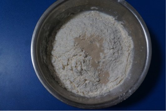 爱心松仁玉米面包步骤1