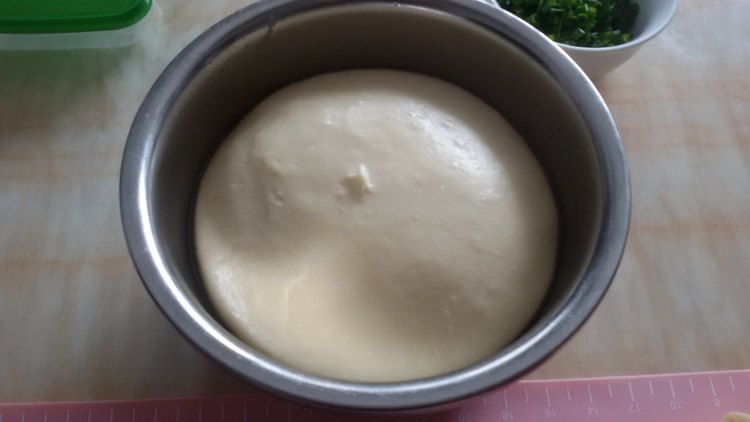 葱香肉松面包卷步骤2
