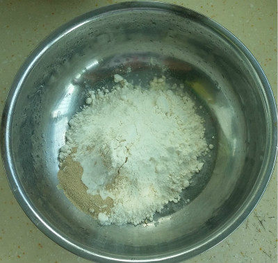 中种豆沙卷步骤1