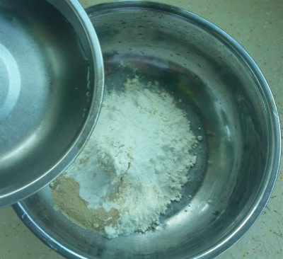 中种豆沙卷步骤2