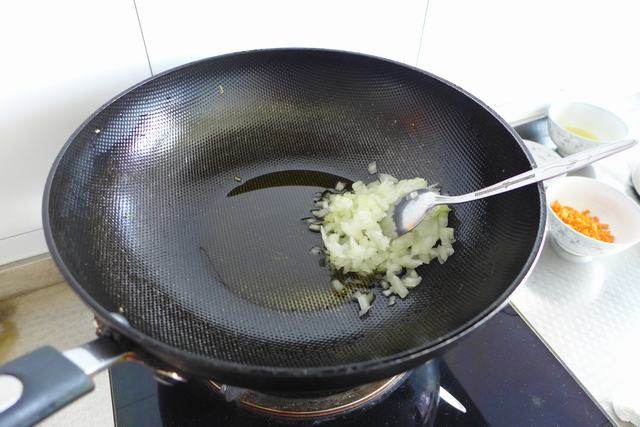 金枪鱼洋葱手撕包步骤5