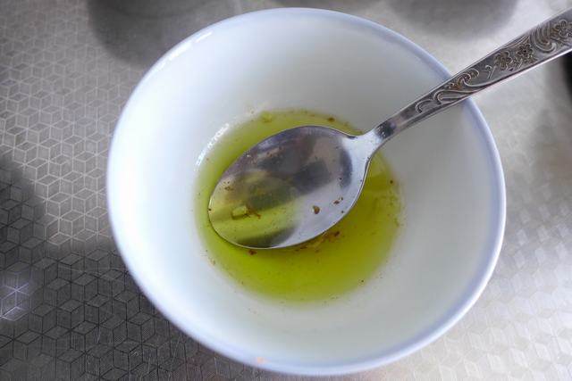 金枪鱼洋葱手撕包步骤6