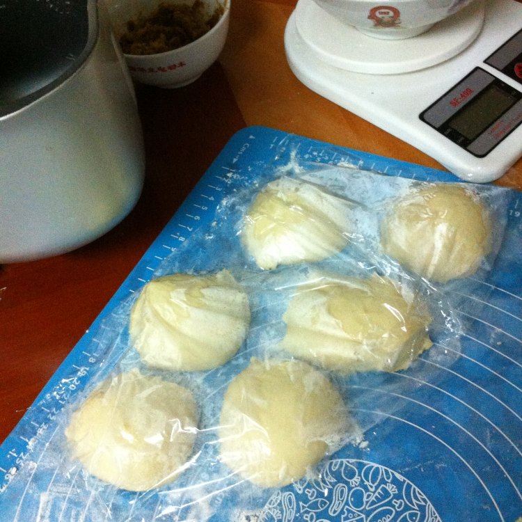 豆沙花式面包步骤3