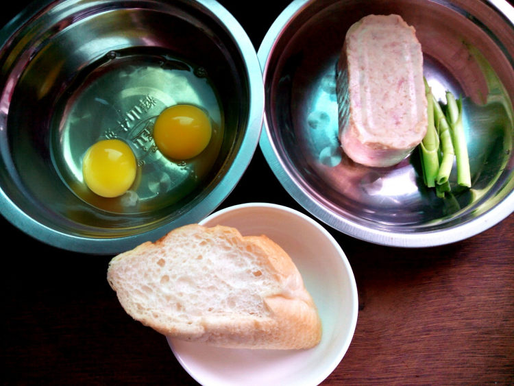 午餐肉蛋煎面包步骤1
