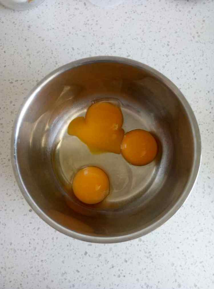 蛋黄小饼干步骤1