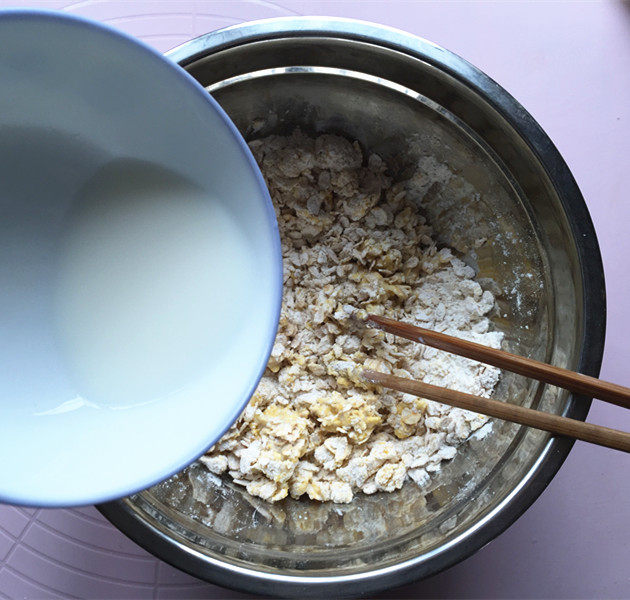 燕麦芝麻小圆饼步骤6