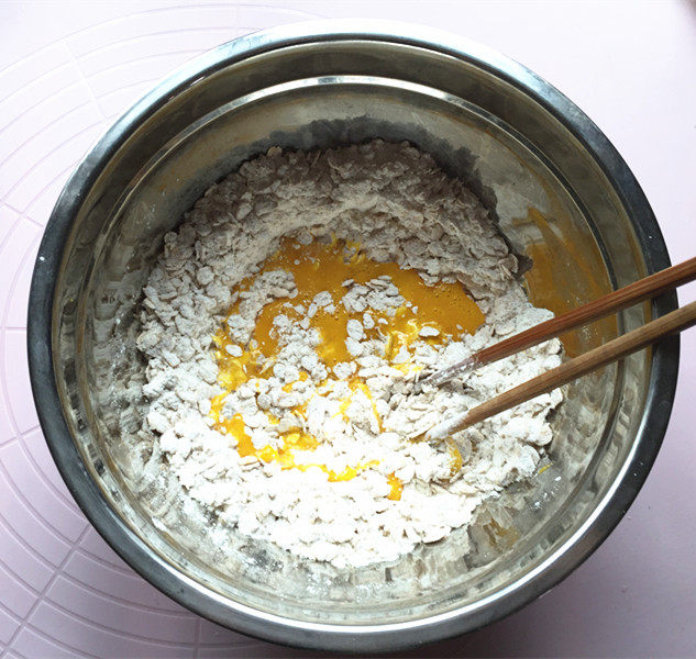 燕麦芝麻小圆饼步骤5