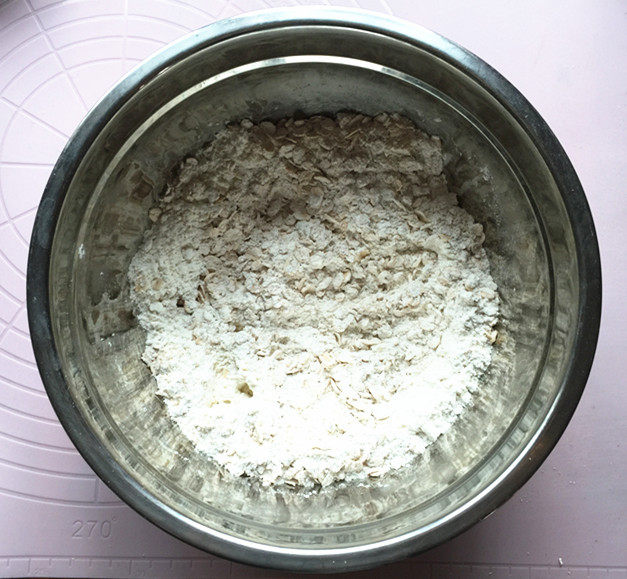 燕麦芝麻小圆饼步骤4