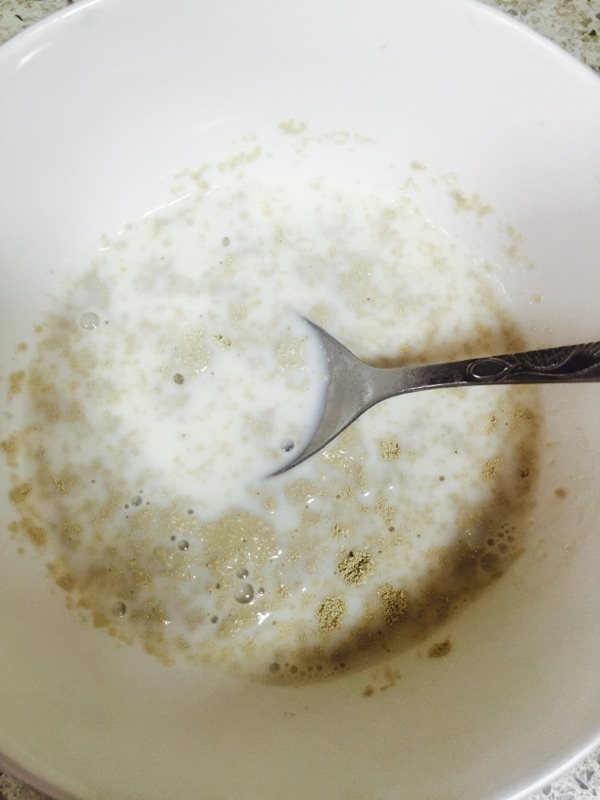 无糖黑芝麻苏打饼干步骤1