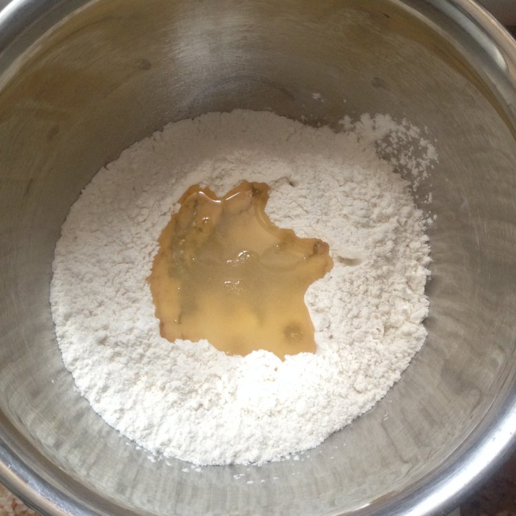豆沙菊花酥步骤1