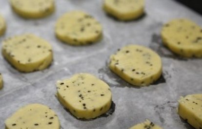 蛋黄黑芝麻饼干步骤9