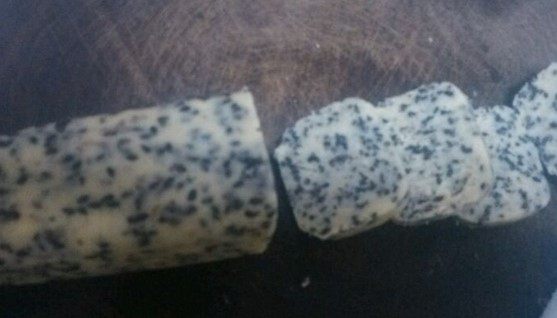 蛋黄黑芝麻饼干步骤8