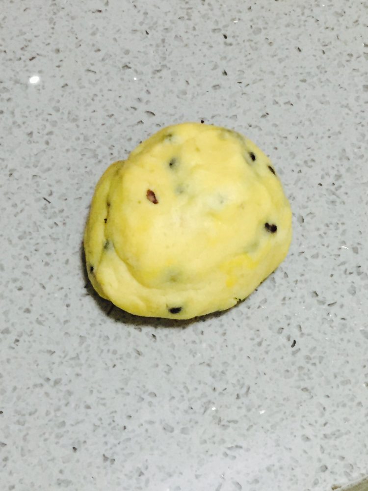 蛋黄黑芝麻饼干步骤7