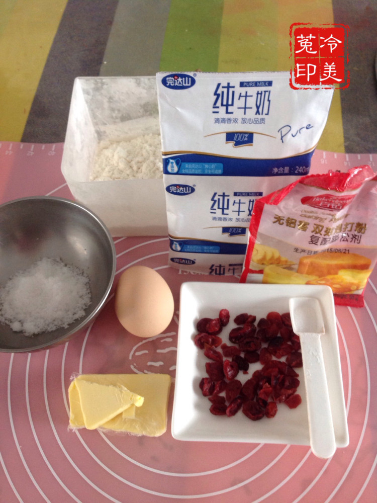 蔓越莓梅花饼步骤1