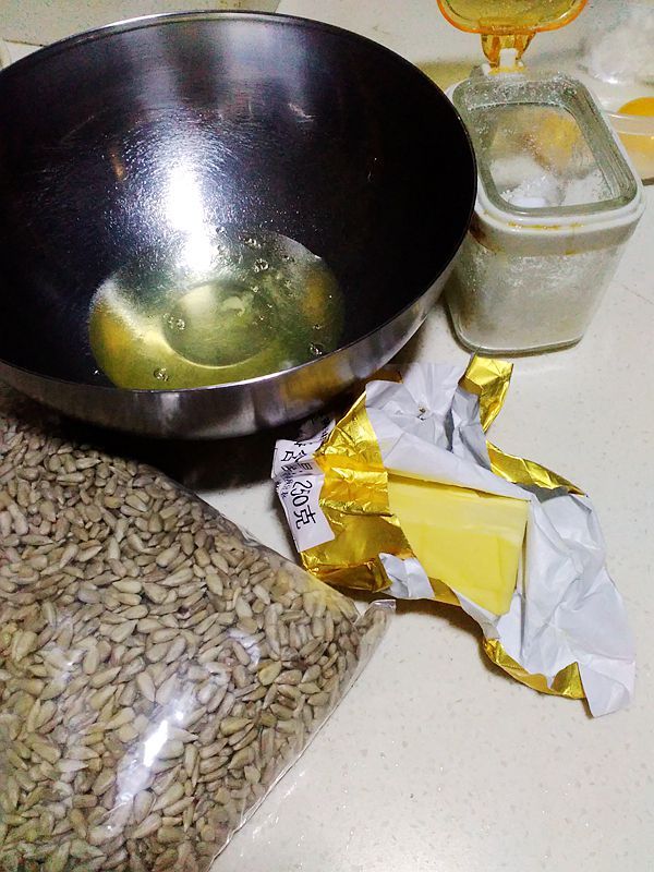 瓜子仁蛋白饼步骤1