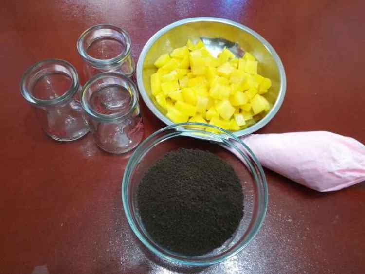 黄桃木糠杯步骤1
