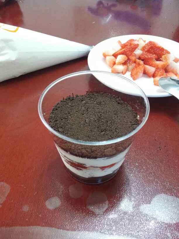 草莓木糠杯步骤8