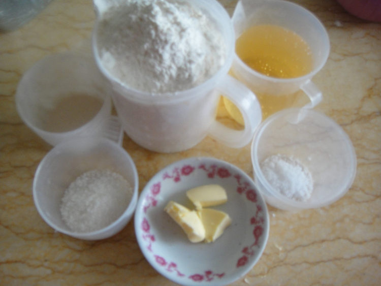 啤酒薄底松仁披萨步骤1