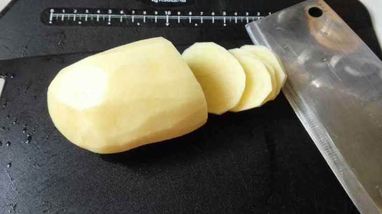 金枪鱼鲜虾土豆培根双步骤1