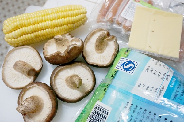 香肠玉米香菇披萨步骤1