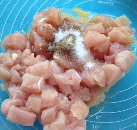 腰果鸡丁厚饼披萨步骤5