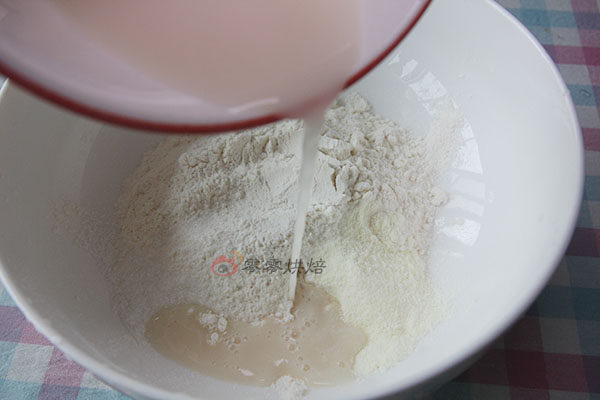 厚底鲜虾培根披萨步骤2