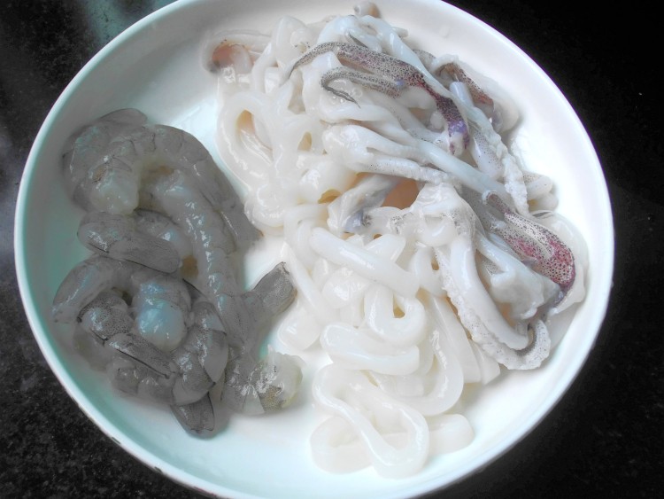 鲜虾鱿鱼披萨步骤12