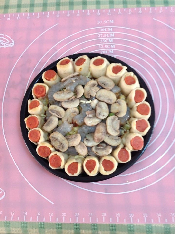 裙边蘑菇鲜虾披萨步骤18