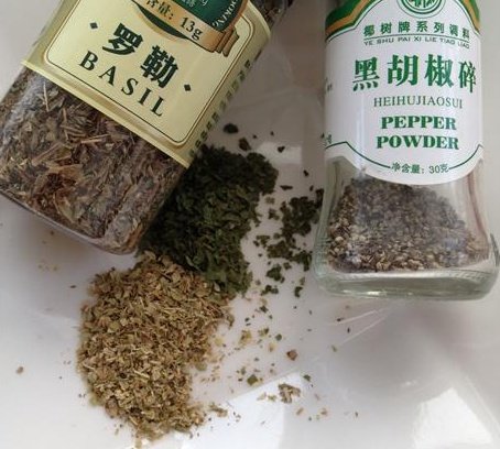 薄饼海鲜培根披萨步骤7