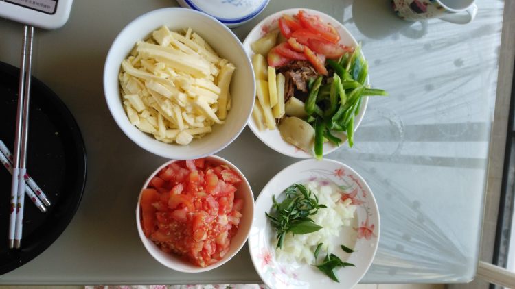 蔬菜咸肉披萨步骤1
