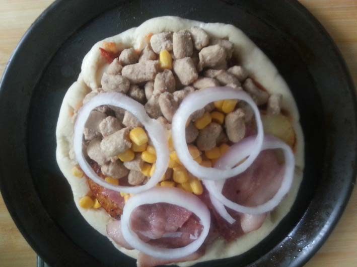 牛肉粒培根双味披萨步骤4