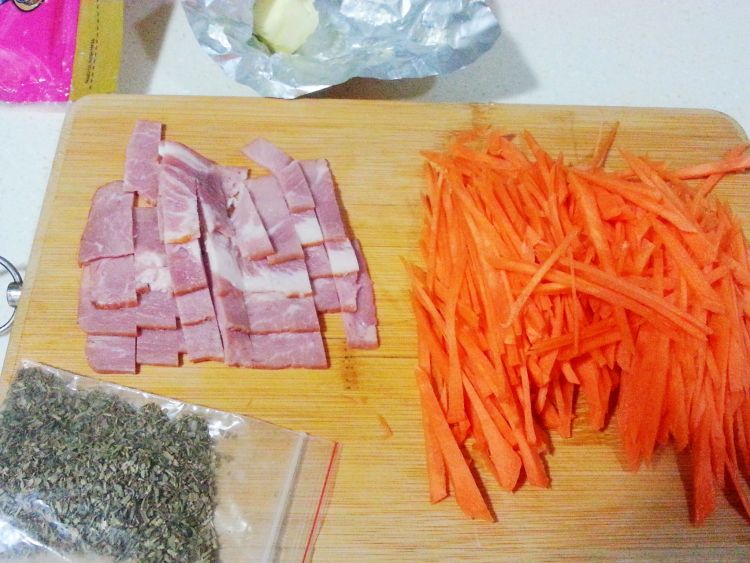 胡萝卜培根薄披萨步骤1