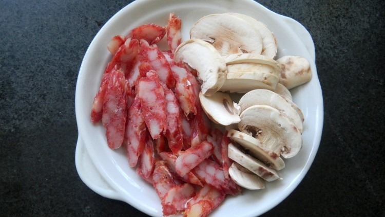 蘑菇腊肠披萨步骤2